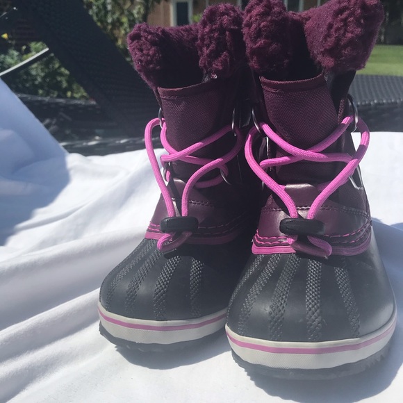 It’s a great purple pink snow boots for kids - Picture 1 of 3